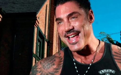 Un artista comodorense hizo un retrato perfecto de Ricardo Fort en un dólar