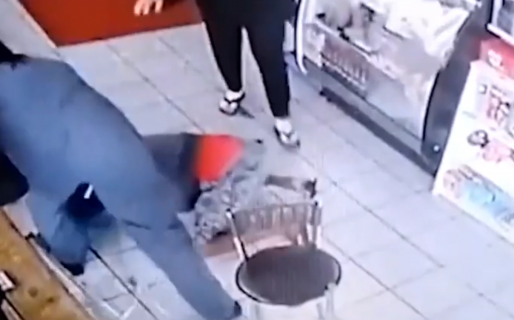 Un hombre le puso una mano en la pierna a una mujer y ella se defendió con una feroz golpiza