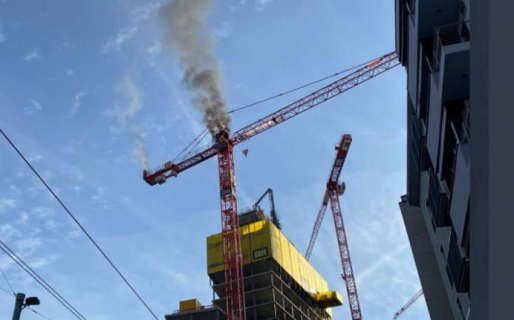 Se subió a una enorme grúa, permaneció allí toda la noche