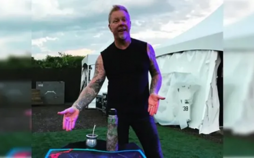 A lo argentino: el líder de Metallica se tomó un mate durante su concierto en el país