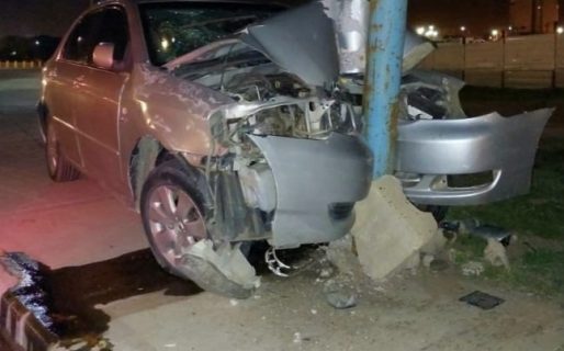 Murió un hombre al chocar su auto contra un poste en Av. Ducós