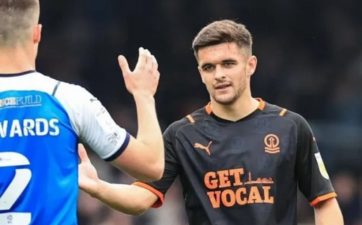 Un jugador de fútbol confirmó ser homosexual a través de una emotiva carta