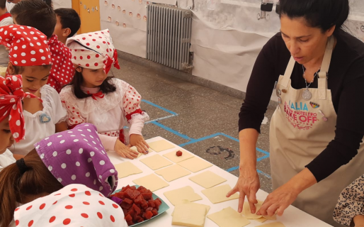 Kalia enseñó a cocinar pastelitos a los chicos de la Escuela N°12 de Rada Tilly