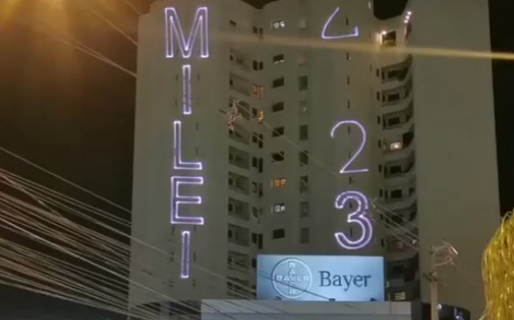 En Paraguay, dos edificios se iluminaron con la frase «Milei 2023»