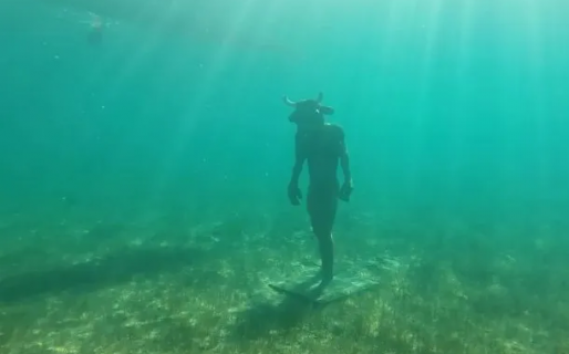 Misterio revelado: hablaron los creadores del minotauro que apareció en el fondo de un lago