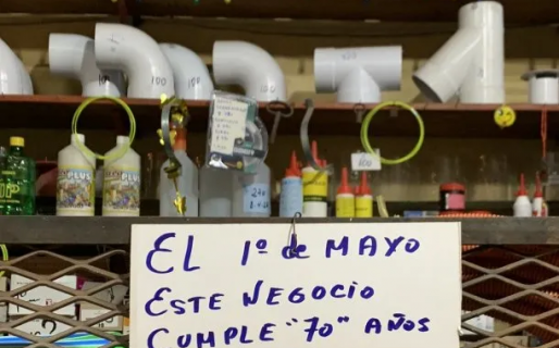 Una abuela celebró los 70 años de su ferretería e invitó a los vecinos a festejar con «1 copita de champagne»