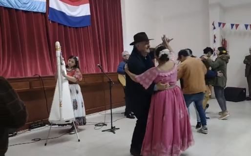 Macharashvili participó del acto por la Independencia de Paraguay y se animó a bailar