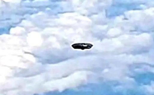 Increíble: captó el momento justo en donde aparece un OVNI mientras viajaba en avión