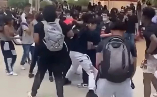 Un padre se peleó a las trompadas con 30 estudiantes que le hacían bullying a sus hijos