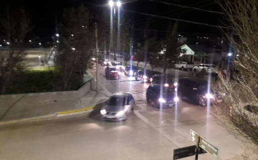Preocupa en Saavedra el caos por asistentes a eventos: orinan las casas, tapan estacionamientos y arman riñas