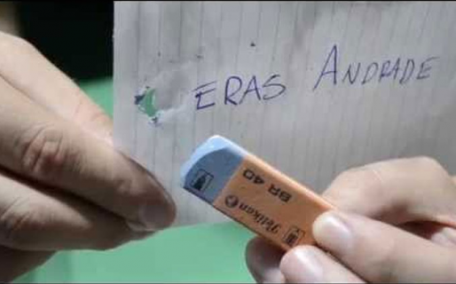 Si no es para borrar la tinta, ¿para qué sirve la parte azul de la goma?