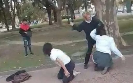 “¡Son dos sinvergüenzas por agarrarse así!”: se pelearon y una mujer las separó a los cachetazos