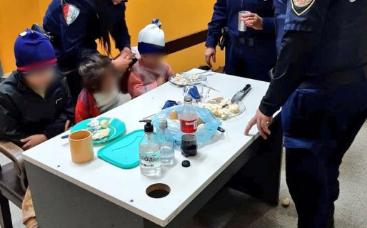 Los tres hermanitos que encontraron deambulando ya tienen hogar