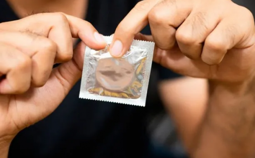 Una mujer es acusada de perforar los preservativos de su amante