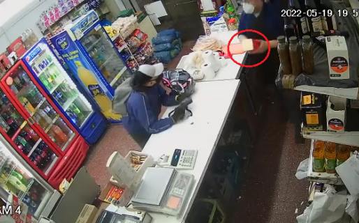 Fue a robar armado y lo echaron con un queso barra