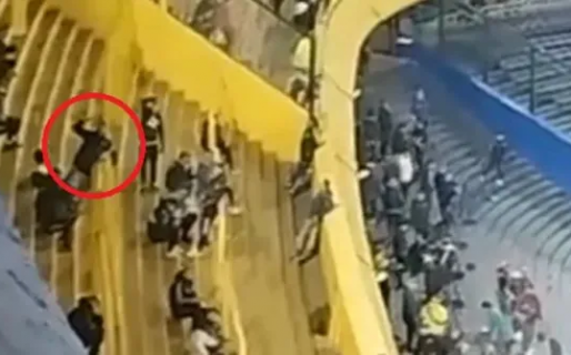 Filmaron a un hincha de Boca «inteligente» haciendo gestos racistas hacia la tribuna del Corinthians
