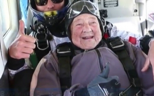 Una abuela de 103 años rompió el récord de salto en paracaídas: “Fue maravilloso”