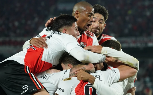 River vapuleó a Colo Colo y se aseguró el primer puesto del grupo