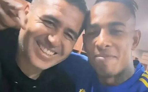 El abrazo de campeones entre Riquelme y Villa que causó polémica en las redes