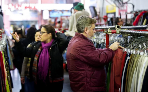 Precios insólitos: Un par de zapatillas vale lo mismo que un alquiler, una camisa igual que un salario mínimo