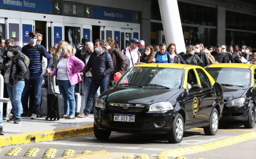 “Esperé casi más de lo que tardó el vuelo”: la odisea de conseguir un taxi en Aeroparque