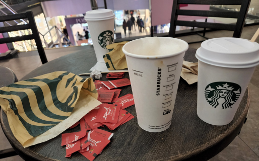 Se quejó de los que no levantan la mesa cuando consumen en un local y se armó la batahola en Twitter