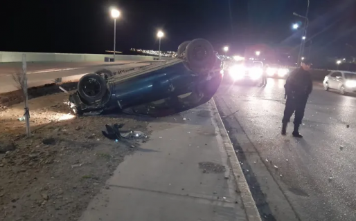 Manejaba borracho, se quedó dormido y volcó en el Paseo Costero