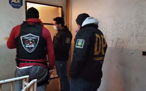 Robaban con inhibidores a vehículos que estacionaban frente a una escuela