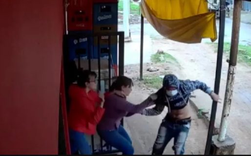 Madre e hija evitaron que dos delincuentes roben su kiosko: los sacaron a golpes y empujones