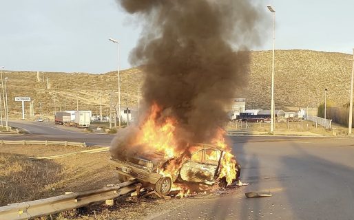 Un VW Senda se incendió tras chocar contra un guardarraíl en Ruta 3 y 26