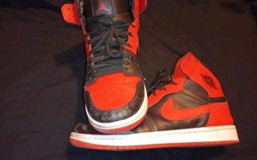 Una mujer se olvidó las zapatillas de su hija en un taxi y necesita recuperarlas rápidamente