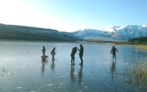 Como Jesús, en Esquel la gente camina sobre el agua