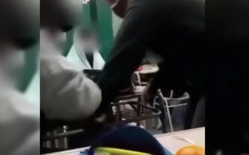 Una docente y un alumno forcejearon por un celular y casi terminan a las piñas