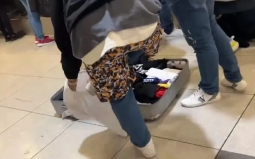 Como en Ezeiza le quisieron cobrar exceso de equipaje, abrió la valija y lo resolvió de la forma más simple