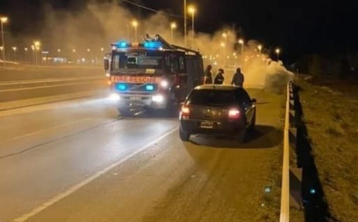 Un auto chocó contra el guardarraíl y se prendió fuego en Ruta 3