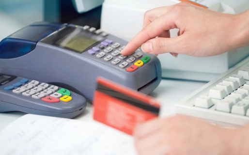 La AFIP aumentó los montos de reintegro a las compras con tarjeta de débito para jubilados y AUH