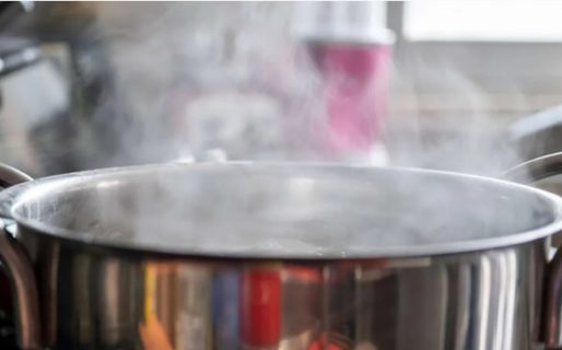 Le tiró agua hirviendo en los genitales a su esposo y argumentó que “él soñaba con otra”