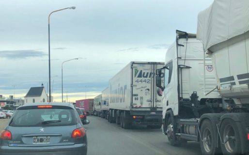 Cepatacal se moviliza por tarifas y bloquea el tránsito a la entrada del Puerto