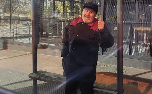 Un abuelito acompaña a su hija y a su nieta a tomarse el colectivo bien temprano para que no les pase nada