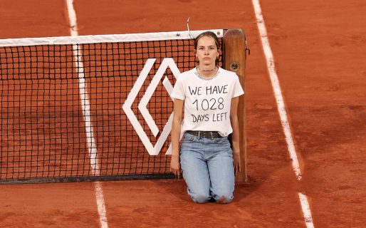 Una manifestante se metió en plena semifinal entre Ruud y Cilic en Roland Garros y se encadenó a la red
