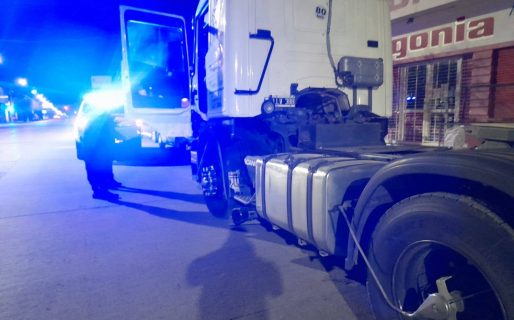 Detuvieron a un hombre por conducir un camión en contramano y borracho