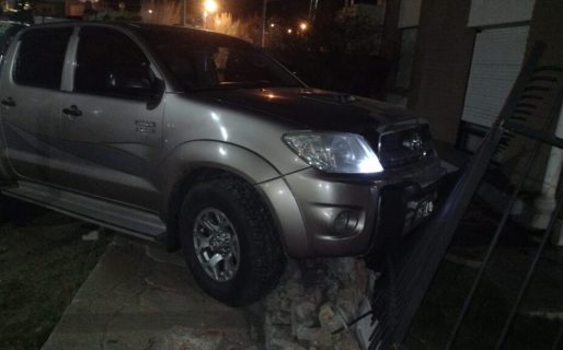 Manejaba borracho y chocó contra una vivienda en barrio Roca
