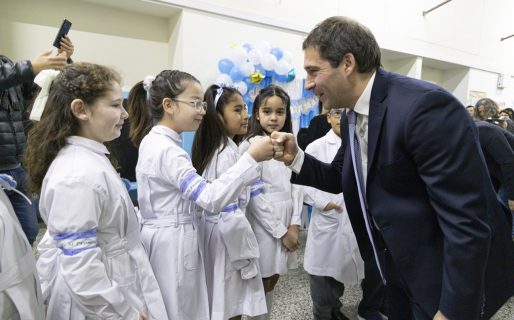 Luque acompañó a los alumnos de la Escuela 197 en su Promesa a la Bandera