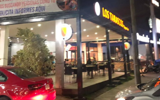 Fue a cenar, el mozo lo trató mal y en la cuenta le agregó: “Qué desagradable”