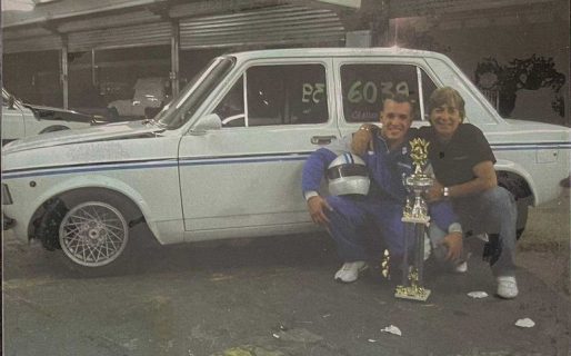 Su hijo piloto murió a los 22 y, con sus muñecos de Mario Bros, él corre carreras para recordarlo