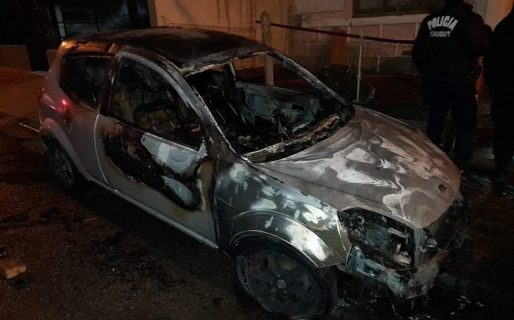 Descontrol en Km.3: se agarraron «a las piñas» y quemaron un auto