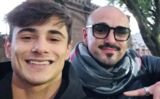 El emotivo gesto de Abel Pintos con un artista callejero