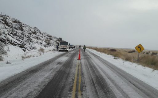 Solicitan transitar con extrema precaución en rutas cordilleranas por lluvias y nieve en banquinas
