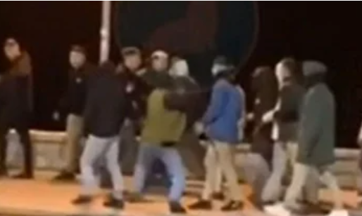 Lo atacaron a la salida de un boliche con un cascote, le fracturaron el cráneo y le desviaron el tabique