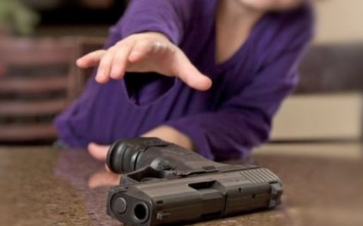 Un nene halló un arma en una bolsa, le disparó a su papá y lo mató sin querer